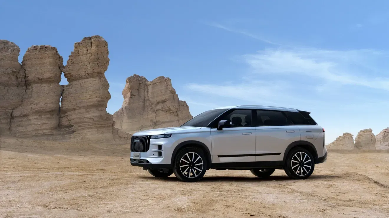 Model van een automerk in de hero van de website